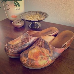 GORGEOUS unique pair of artsy leather wooden clogs